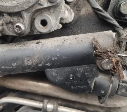 Volkswagen PASSAT B6 Engine coolant pipe/hose 038121132