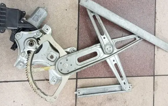 Toyota Yaris Front door window regulator with motor 857020F010 983712100 AV2621002730