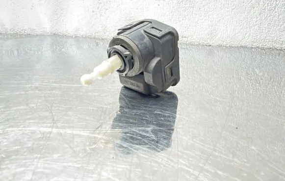 Opel Omega B1 Headlight level adjustment motor 00728230