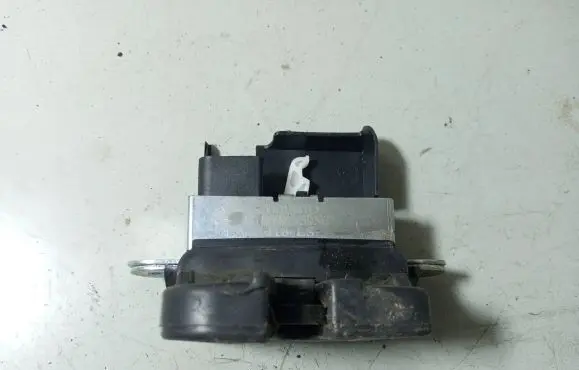 Volkswagen PASSAT B6 Loading door lock 1K6827505E