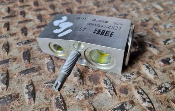Dodge RAM Air conditioning (A/C) expansion valve AA4475004831 071515B0231