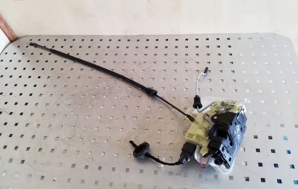 Volkswagen Polo IV 9N3 Front door lock 
