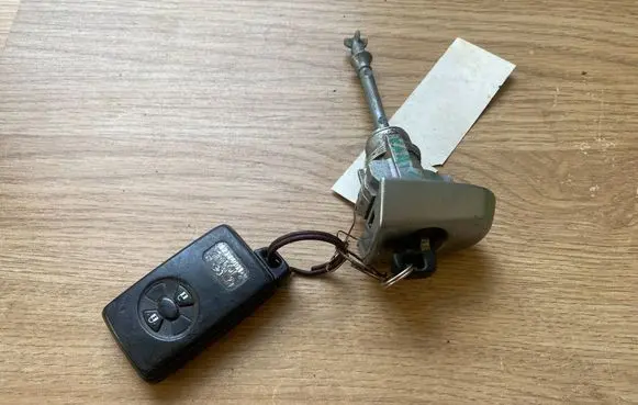 Toyota Land Cruiser (J120) Coupe door lock (next to the handle) 061B