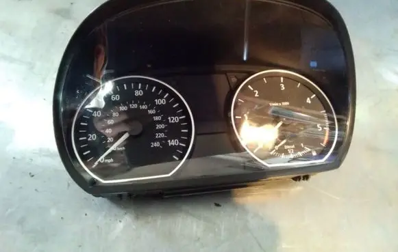 BMW 1 E81 E87 Speedometer (instrument cluster) 1041568 104277502