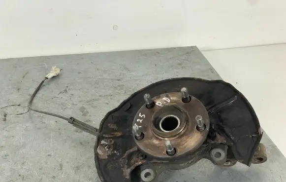 Toyota Avensis T250 Front wheel hub