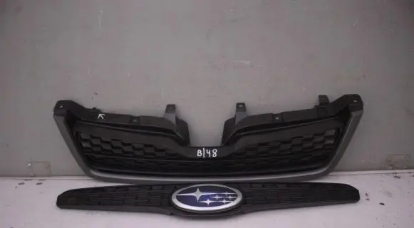 Subaru Forester SJ Front bumper upper radiator grill 2i2