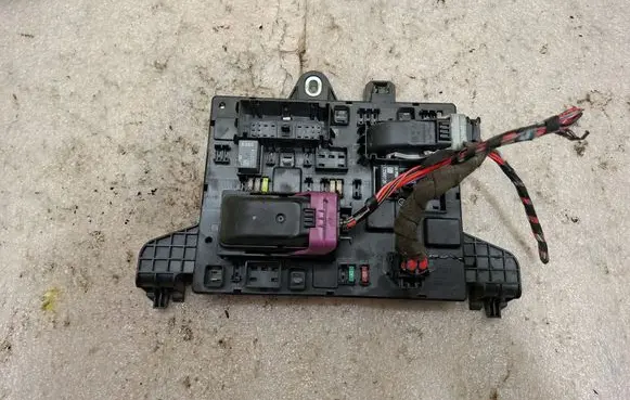 Opel Astra J Fuse module 365927271