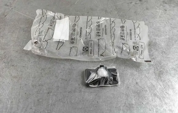 Volkswagen Jetta VI Front parking sensor holder (PDC) 5c6919492