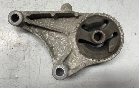 Opel Zafira B Engine mount bracket 13125635