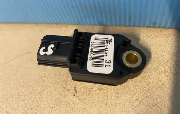 Toyota Avensis T270 Airbag deployment crash/impact sensor 8983102100