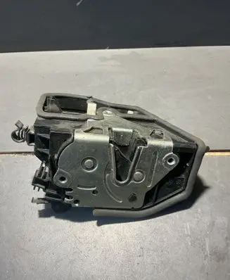 BMW X5 E70 Front door lock 7167074