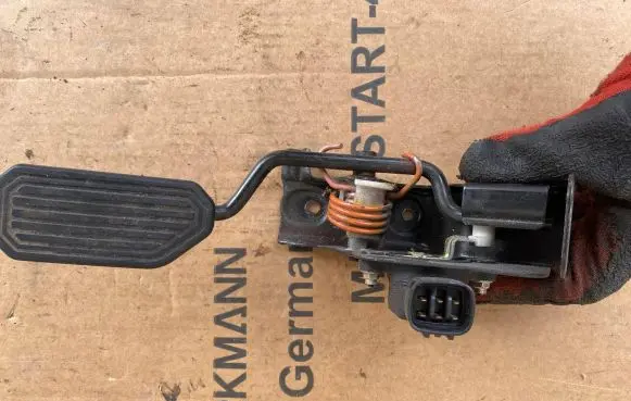 Toyota Avensis T250 Accelerator pedal position sensor 112101680 335300F010