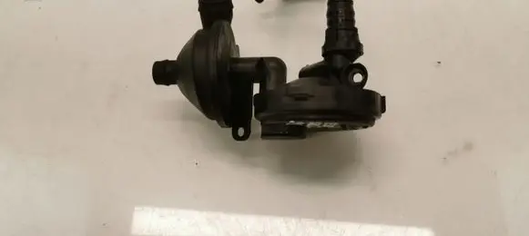 BMW 5 E39 Oil breather separator 7501566