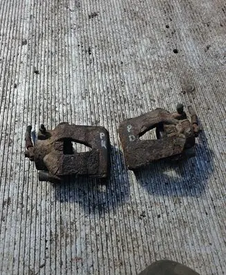 Volkswagen Golf V Front brake caliper