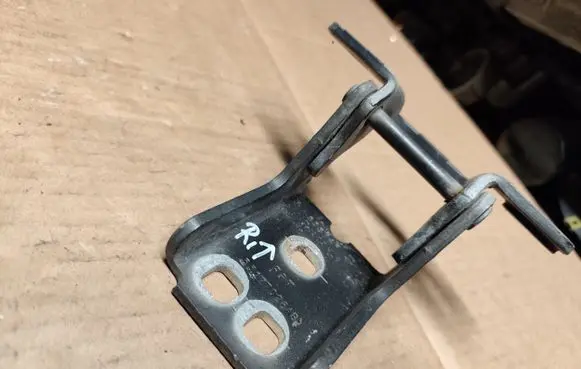 Jeep Cherokee III KJ Front door upper hinge 
