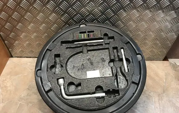 Mercedes-Benz S W220 Tool set A2205800005