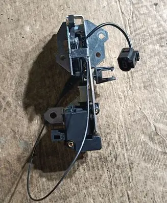 Volkswagen Touareg I Tailgate lock latch 7L0827506E