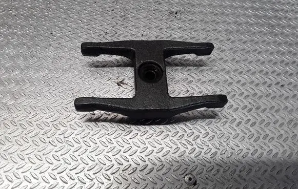 Isuzu Trooper Fuel Injector clamp holder