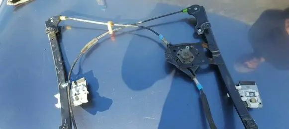 Volkswagen Golf III Front door manual window regulator 1H0837401B