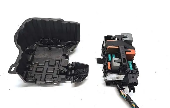 Peugeot 2008 II Fuse module 9672641980