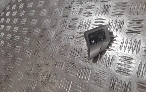Steering wheel buttons/switches