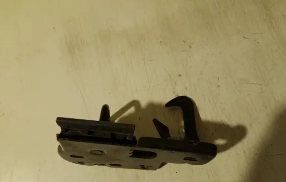 Volkswagen Touareg II Engine bonnet/hood lock/latch loop/hook 3C0823480A