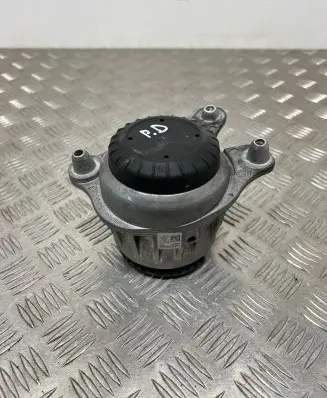 Mercedes-Benz E W213 Engine mount bracket A2132403500 ZGS001
