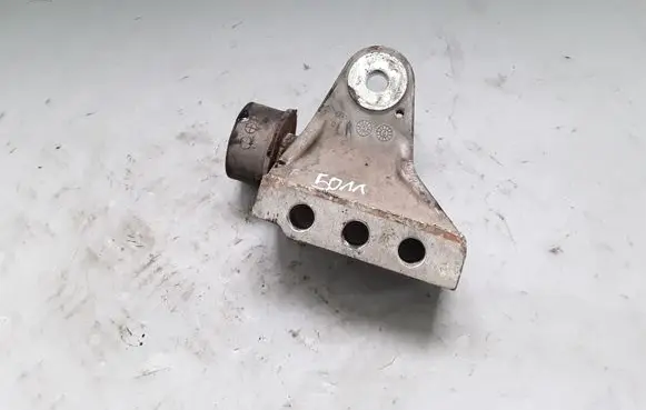 KIA Carens II Engine mounting bracket 218162G500
