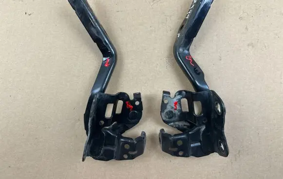 Toyota Prius+ (ZVW40) Engine bonnet/hood hinges 83AR 83AL