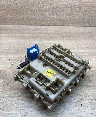 Nissan Almera N16 Fuse module 243505M300 0522001
