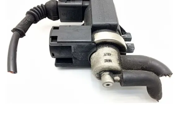 Audi A4 S4 B7 8E 8H Fuel pressure regulator 8E0906627C
