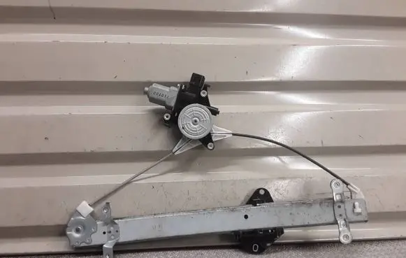 Subaru Impreza III Front door window regulator with motor