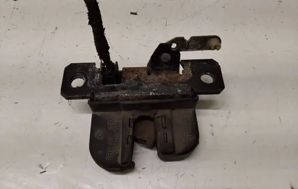 Volkswagen PASSAT B5 Loading door lock 3B9827505