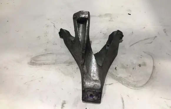 Audi A4 S4 B7 8E 8H Engine mounting bracket 8E0199308AR