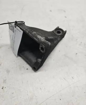 Engine mounting bracket