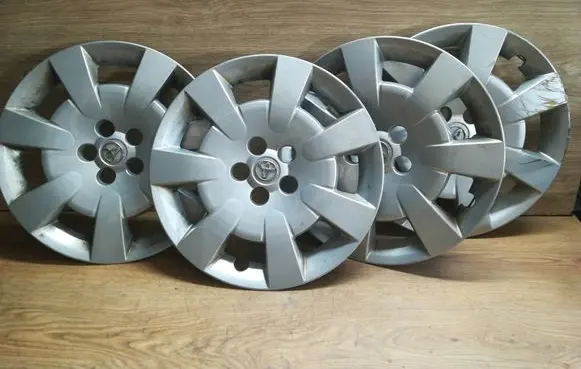 Toyota Avensis T250 R16 wheel hub/cap/trim 42602CA020