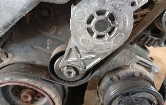 Volkswagen Golf V Generator/alternator belt tensioner