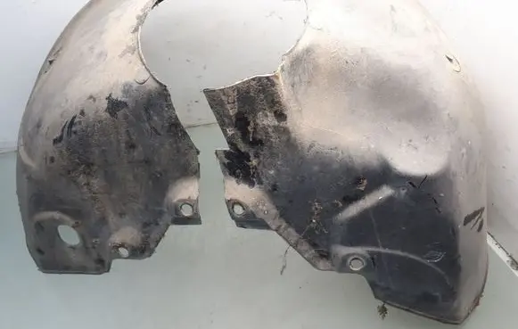 Front wheel arch liner splash guards