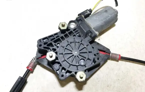 Ford Fiesta Front door window regulator motor 0130821682