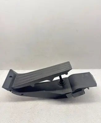 Accelerator throttle pedal