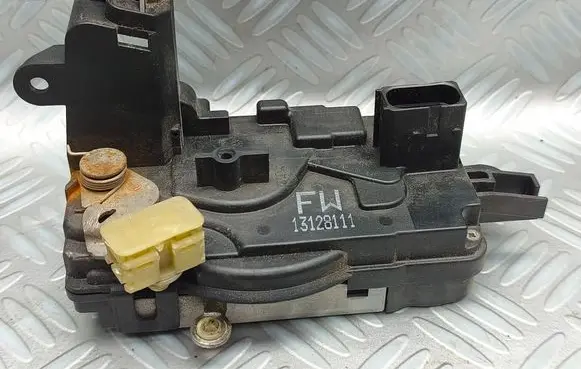 Opel Astra H Front door lock 13128111