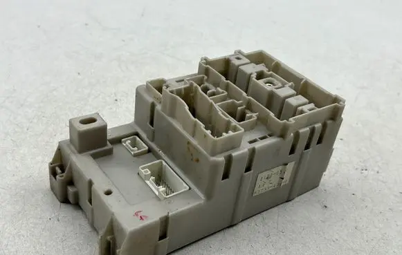 Toyota RAV 4 (XA20) Fuse module 8273342080