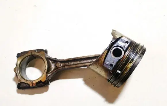 Hyundai Trajet Piston with connecting rod