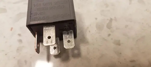 Volkswagen PASSAT B5 Other relay 141951253B