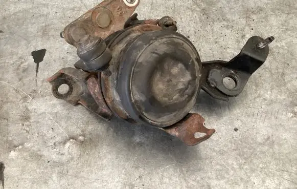 Toyota Corolla Verso E121 Engine mount bracket