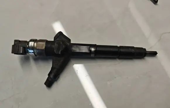 Nissan X-Trail T30 Fuel injector AW402AW4 03F28793