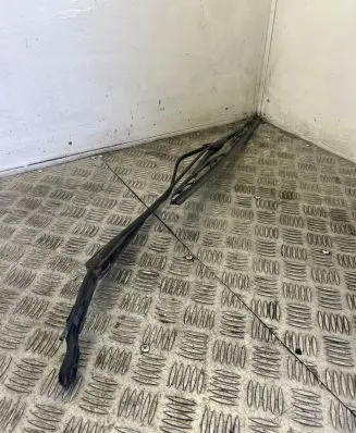 Front wiper blade arm