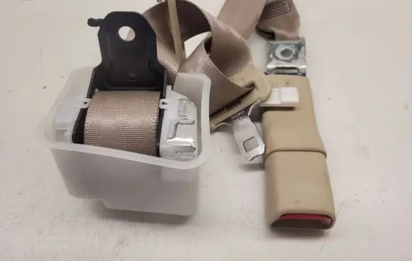 Middle seatbelt (rear)