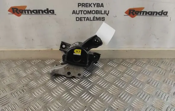 Toyota RAV 4 (XA40) Engine mount bracket