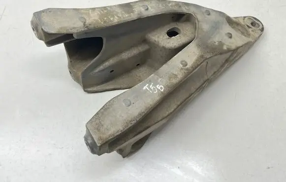 Volkswagen Transporter - Caravelle T5 Engine mounting bracket 7E9199370